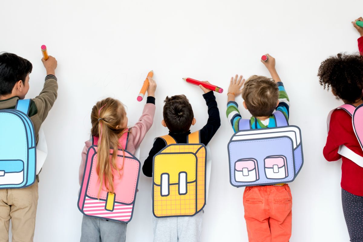 companeros-amigos-bolsa-escuela-educacion (1)